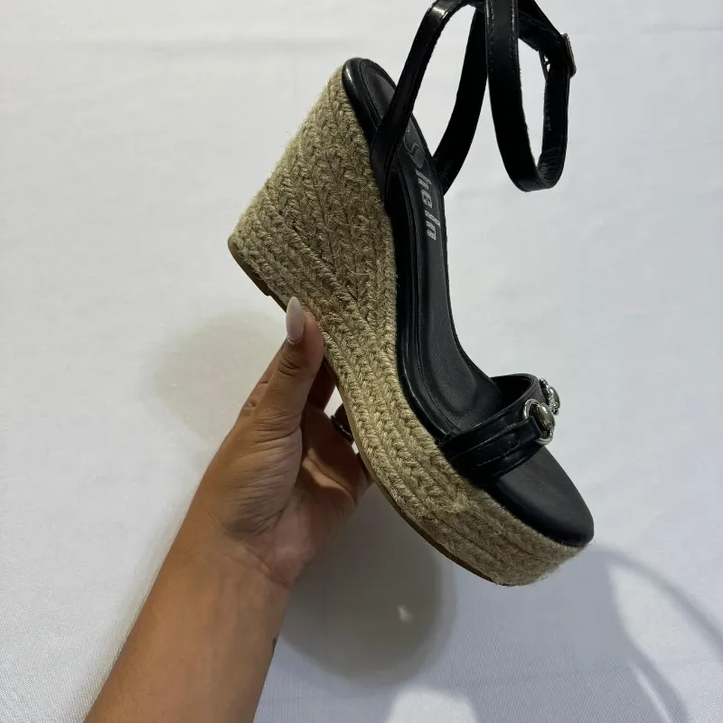 Plataformas Negras con Hebilla Plateada