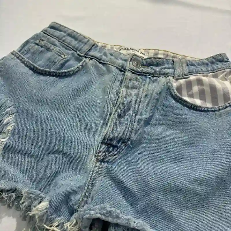 Short Corto Deshilachado Mezclilla con Rayas Moradas