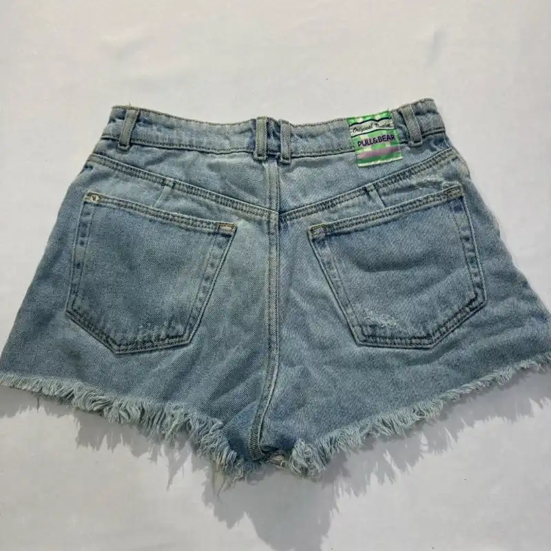 Short Corto Deshilachado Mezclilla con Rayas Moradas