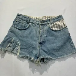 Short Corto Deshilachado Mezclilla con Rayas Moradas