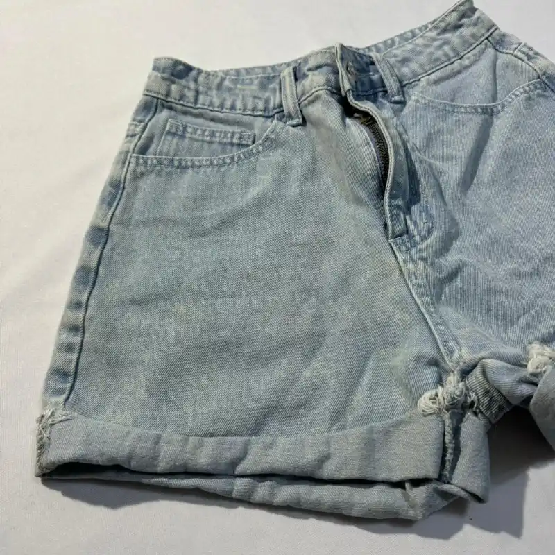 Short de Mezclilla Claro con Doblez