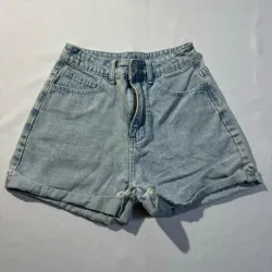 Short de Mezclilla Claro con Doblez