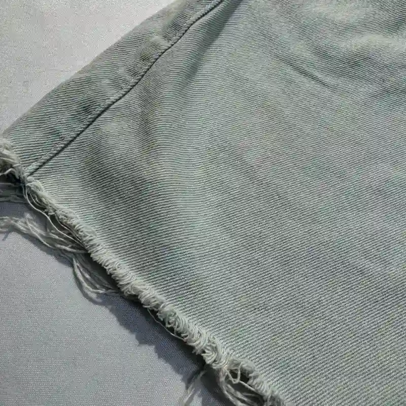 Short de Mezclilla Largo Claro Deshilachado
