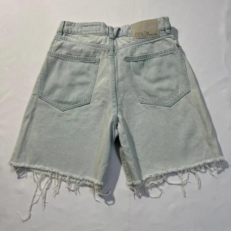 Short de Mezclilla Largo Claro Deshilachado