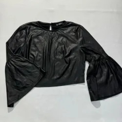 Top Cuero Sintético Negro Mangas 3/4 con Vuelo