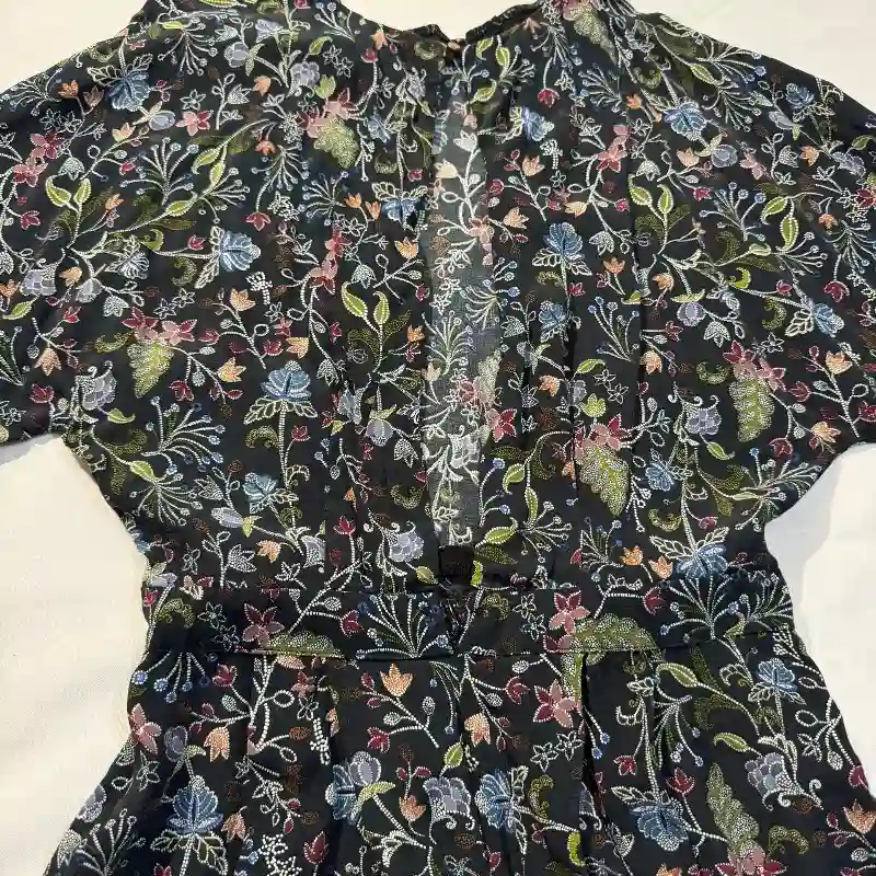 Vestido Corto Estampado con Abertura en Espalda