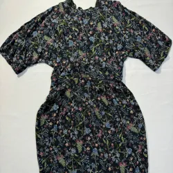Vestido Corto Estampado con Abertura en Espalda