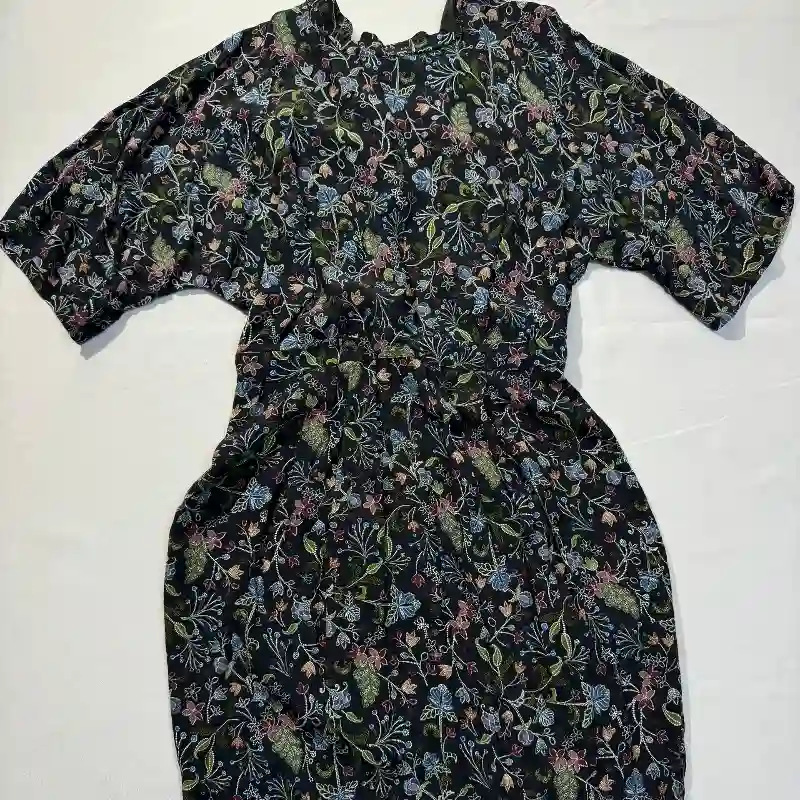 Vestido Corto Estampado con Abertura en Espalda