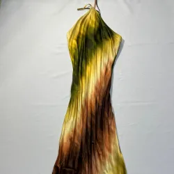 Vestido Largo de Colores Tierra Tiras al Cuello y Detalle de Piedras