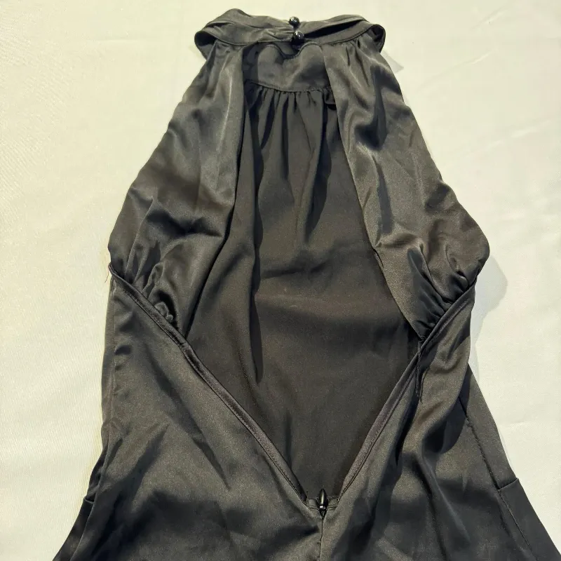 Vestido Negro Cuello Halter de Satín Escote en Espalda