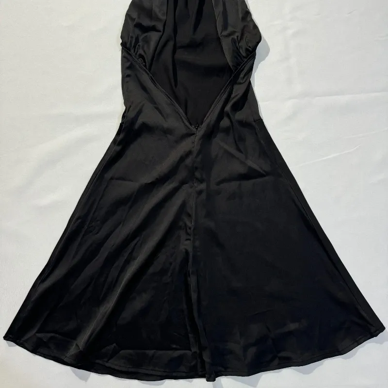 Vestido Negro Cuello Halter de Satín Escote en Espalda