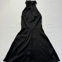Vestido Negro Cuello Halter de Satín Escote en Espalda
