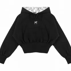 Abrigo negro con diseño de lazo