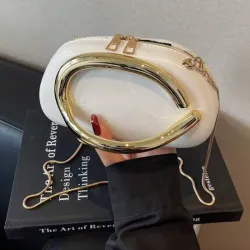 Bolsa de Mano Blanca Elegante con Cadena y Detalle dorado