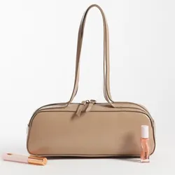 Bolso beige alargado con asas cortas