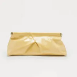 Bolso de mano beige con cadena adicional
