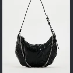 Bolso pequeño negro con cadena plateada