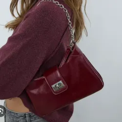 Bolso Rojo Vino con Cadena al Hombro