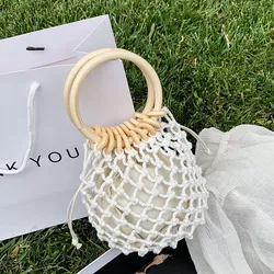 Cartera Blanca Tejida con Aros de Madera