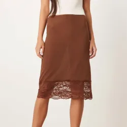 FALDA MIDI MARRON POR LA RODILLA DE GASA TRANSPARENTE ACANALADA