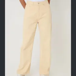 Pantalón amarillo mantequilla