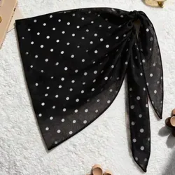 Pareo negro con puntos a la cadera