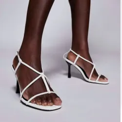 SANDALIAS BLANCAS DE TACON MEDIO CON DISEÑO DE TIRAS