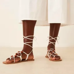 Sandalias blancas planas con diseño de tiras y cuentas Faroe