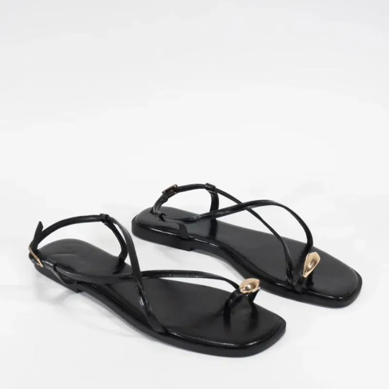 Sandalias Negras de Tiras con Anillo 