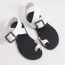 Sandalias planas con tiras al tobillo con chapilla