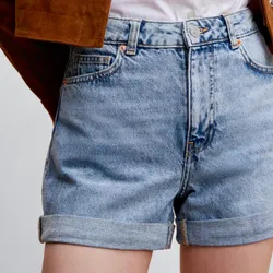 Short De Mezclilla con Doblez