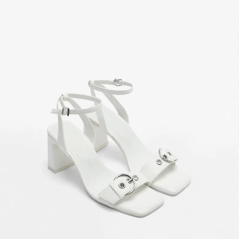 Tacones Blancos con Hebilla