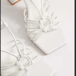 Tacones blancos con tiras y tacones cuadrado