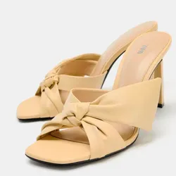 Tacones con lazo descalzados amarillo mantequilla