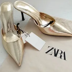 Tacones dorados puntifinos