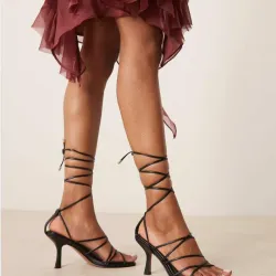 Tacones Negros de Tiras 