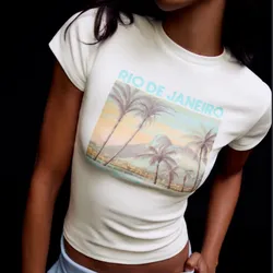 Top blanco ajustado con diseño y mangas