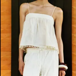 Top blanco de tirantes con diseño bordado 