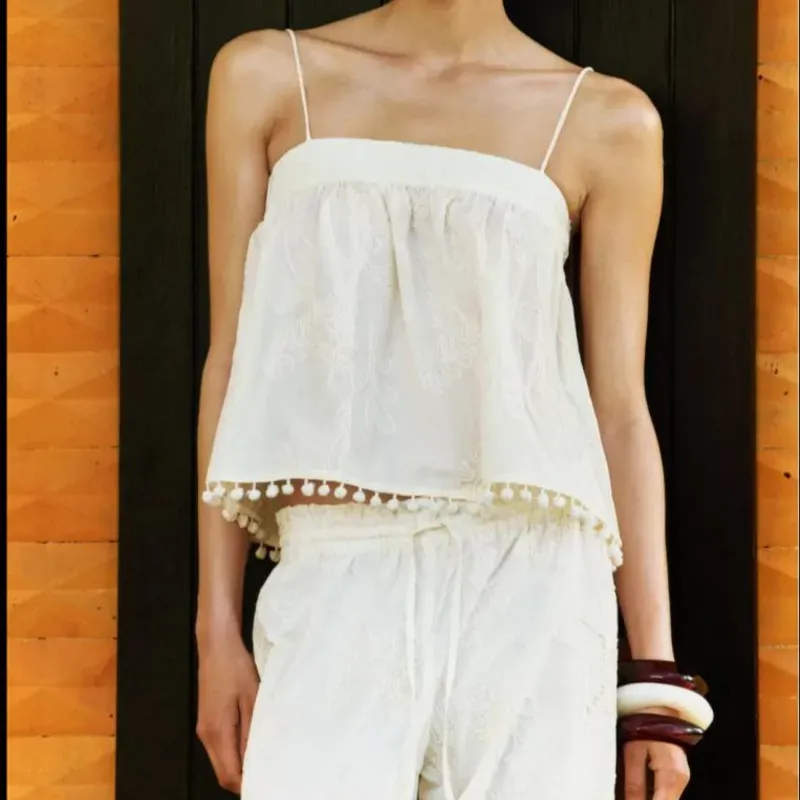 Top blanco de tirantes con diseño bordado 