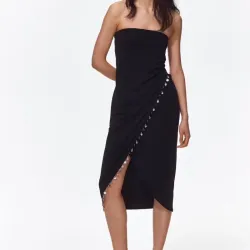 Vestido bandeau con detalles decorativos