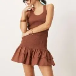 Vestido carmelita ajustado con vuelo