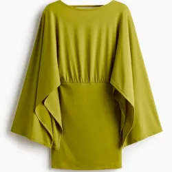 Vestido con mangas tipo capa en tejido fino