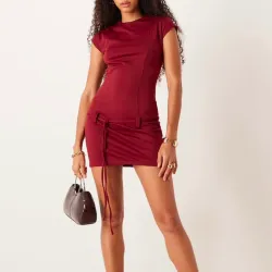 Vestido corto burdeos con mangas de casquillo y cinturón