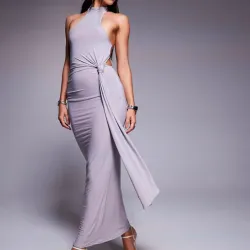 Vestido largo con cuello desbocado y detalle anudado en la parte delantera