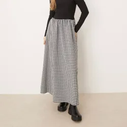 VESTIDO LARGO MONOCROMATICO CON DISEÑO HIBRIDO DE FALDA CUADROS