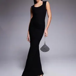 VESTIDO LARGO NEGRO DE TIRANTES CON CUELLO ANCHO Y PARTE TRASERA