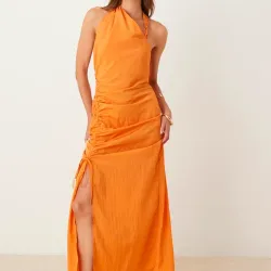 Vestido midi naranja asimétrico con detalle fruncido en el lateral