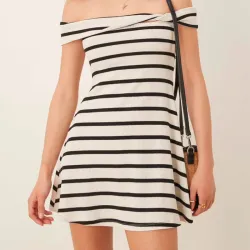 Vestido mini con escote Bardot y diseño retorcido a rayas