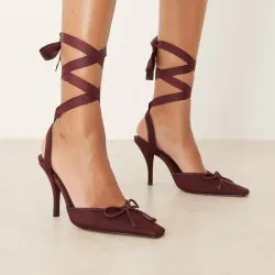 ZAPATOS COLOR CIRUELA DE TACON ALTO CON DETALLE ANUDADO A LA PIERNA