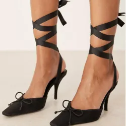 ZAPATOS NEGROS DE TACON ALTO ANUDADO A LA PIERNA DE SATIN